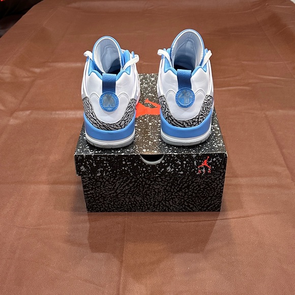 Jordan Men’s White and University Blue Retro Basketball Sneakers - Picture 4 of 6